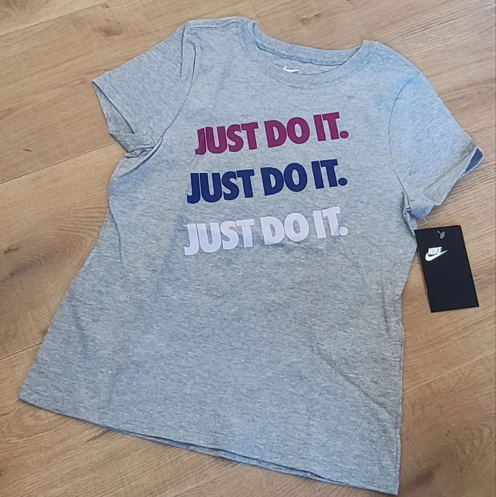 New Nike Youth Girls Gray Graphic T-Shirt Top Size: Medium